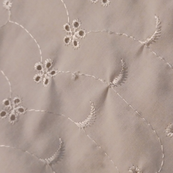 $4 Add-on White Lace-like Floral Blouse - Size Medium - Picture 8 of 10